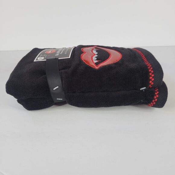 Set of  2 Vampire Shiny Lips Fangs Black Hand Towels Red Blood Halloween Gothic - Picture 6 of 10